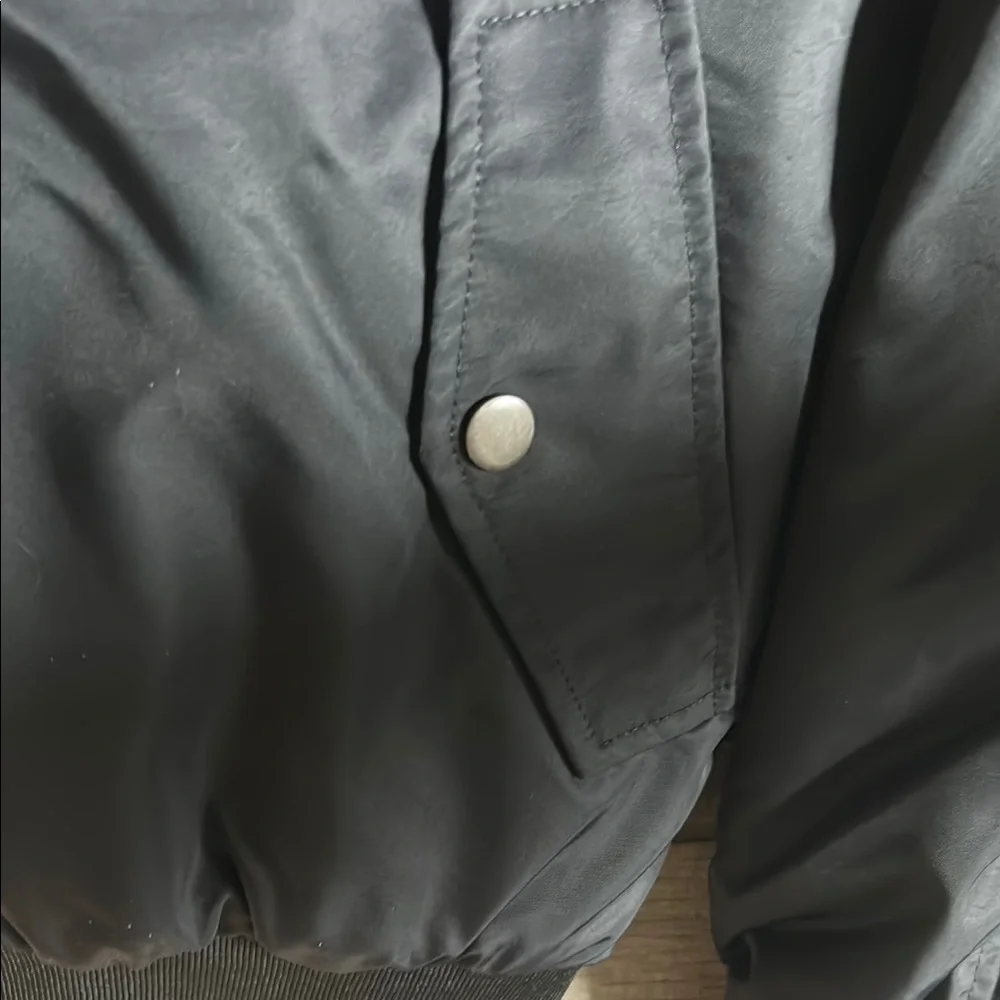 Black Puffer Jacket with Ribbed Cuffs and Water-Resistant Finish - Picture 4 of 7